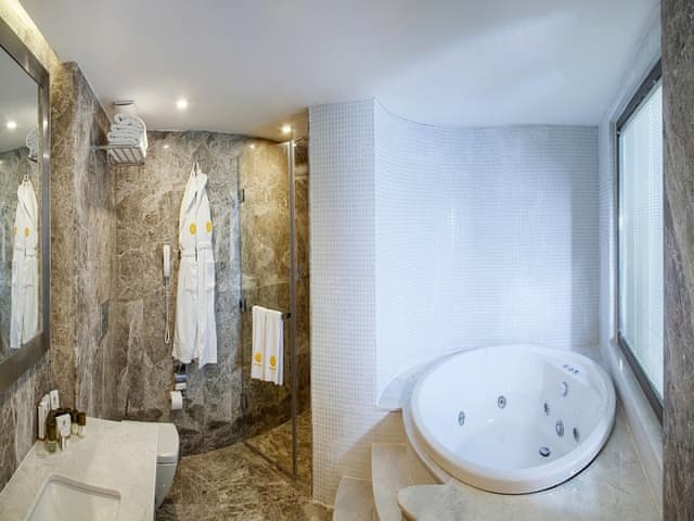 King Süit (Deniz manzaralı)