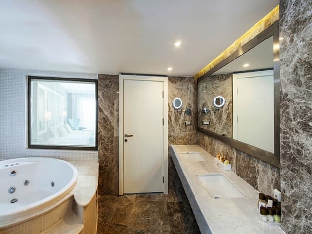 King Süit (Deniz manzaralı)