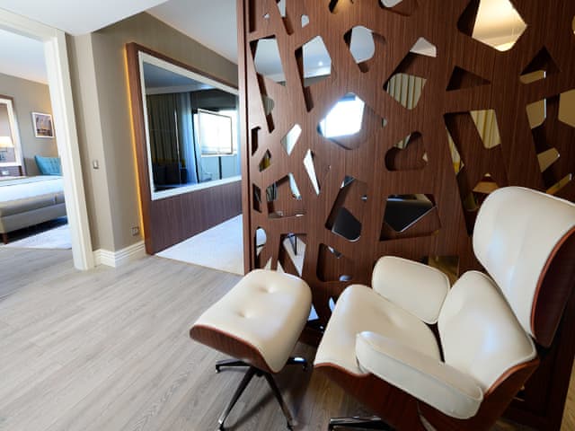 King Süit (Deniz manzaralı)