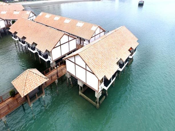 Premium Water Chalet