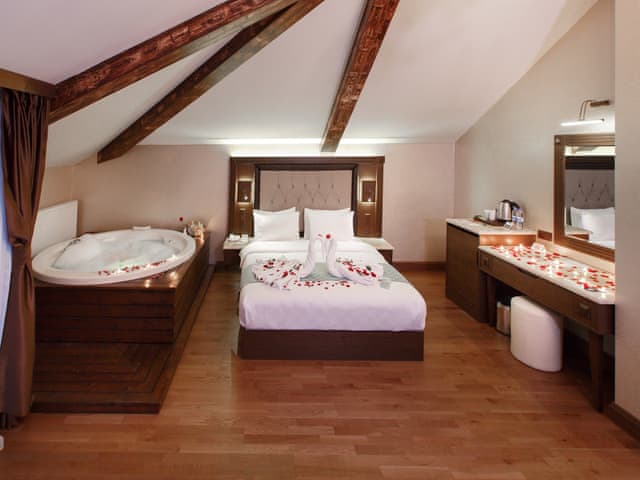 King Süit (Deniz manzaralı)