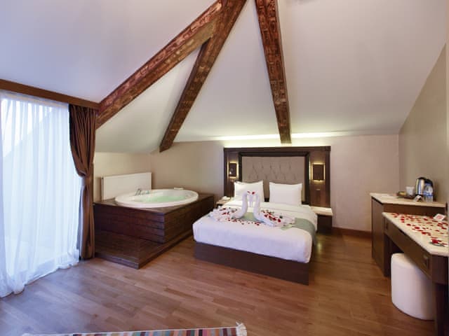 King Süit (Deniz manzaralı)