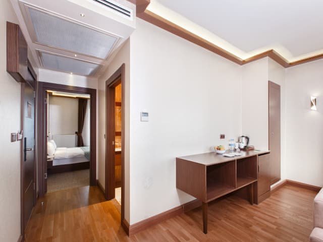 Junior Süit (Göl manzaralı)