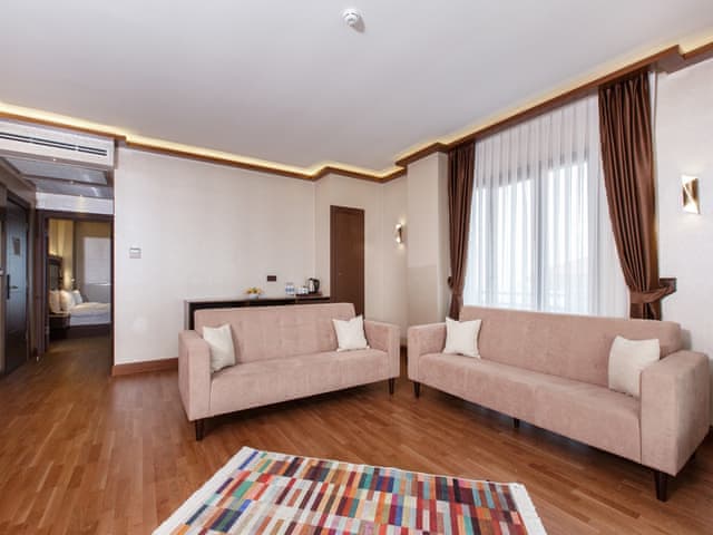 Junior Süit (Göl manzaralı)