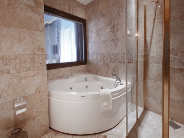 Junior Süit (Göl manzaralı)