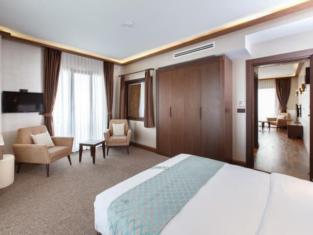 Junior Süit (Göl manzaralı)