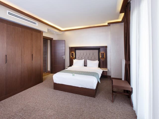 Junior Süit (Göl manzaralı)