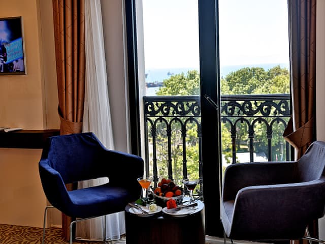 Üç Kişilik Oda (Deniz manzaralı)