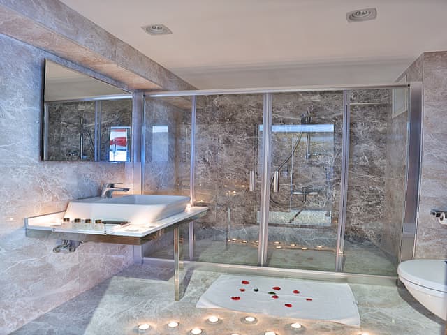 Üç Kişilik Oda (Deniz manzaralı)