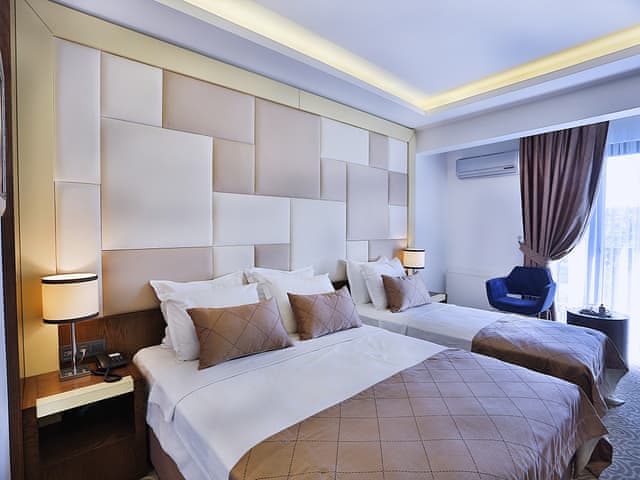 Üç Kişilik Oda (Deniz manzaralı)