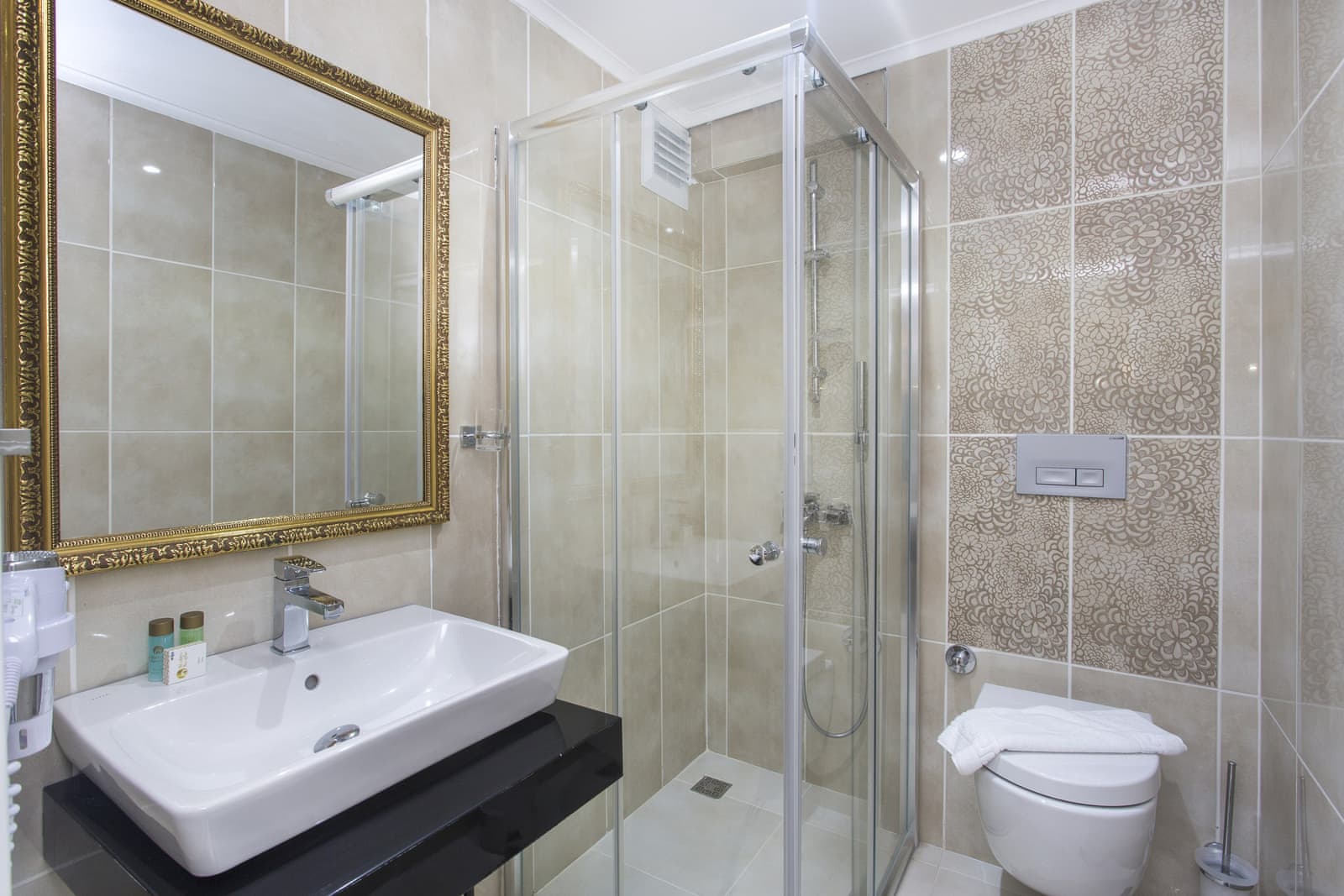 Modern Saraylar Hotel 678 Halalbooking