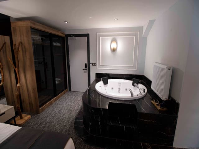Luxury Suite with Fairplace and Jacuzzi