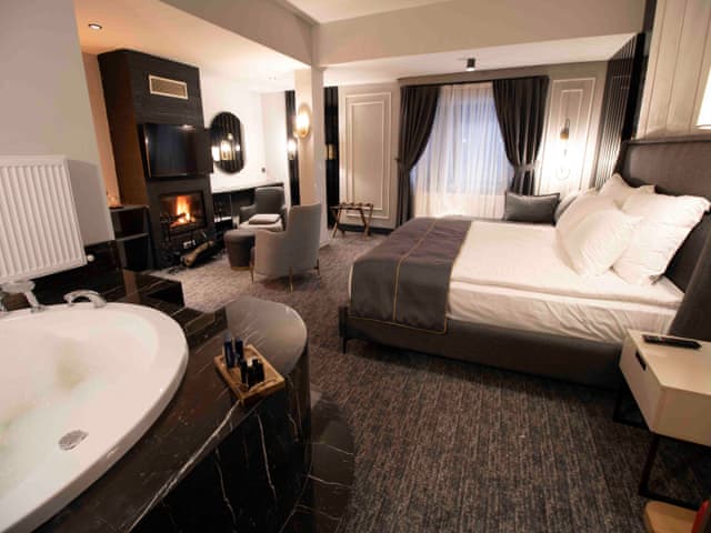 Luxury Suite with Fairplace and Jacuzzi