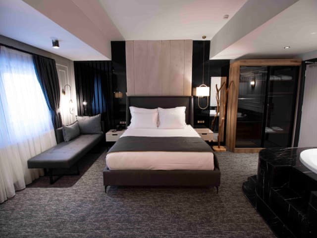 Luxury Suite with Fairplace and Jacuzzi