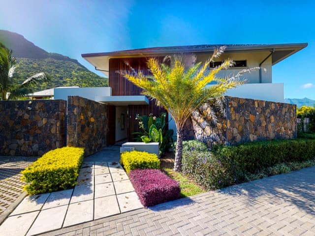 Deluxe Pool Villa (3-bedroom)