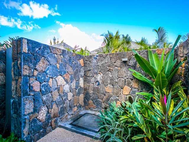 Deluxe Pool Villa (3-bedroom)