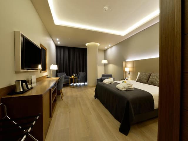 Premium Room, 1 Queen Bed with Sofa bed, Smoking
