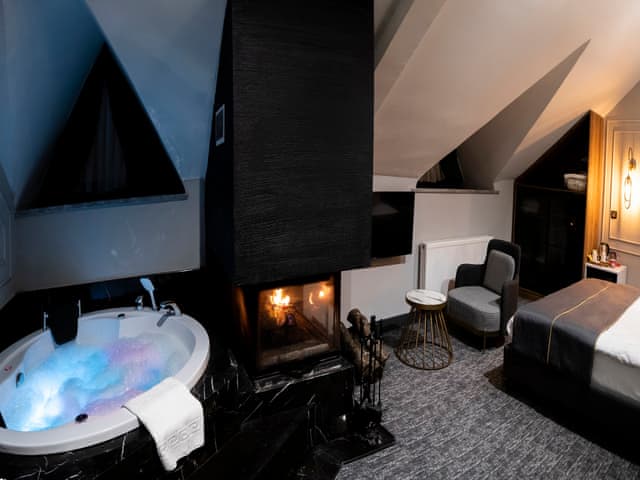 Luxury Suite with Fairplace and Jacuzzi