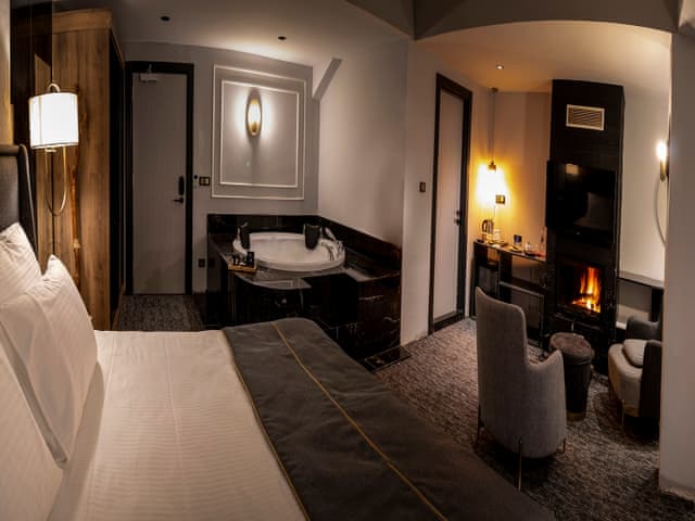 Luxury Suite with Fairplace and Jacuzzi