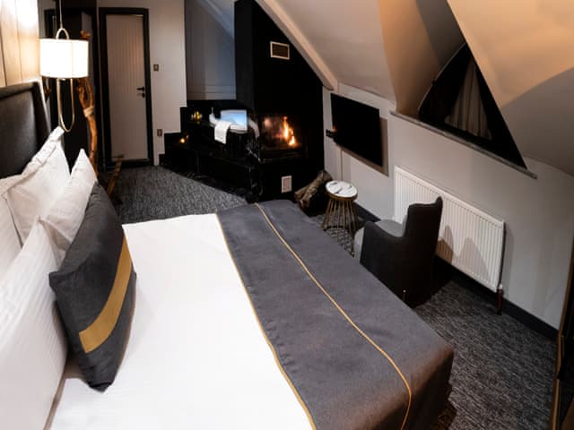 Luxury Suite with Fairplace and Jacuzzi