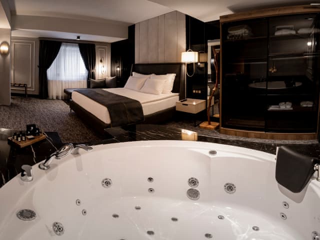 Luxury Suite with Fairplace and Jacuzzi