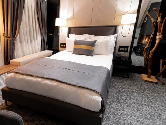 Luxury Suite with Fairplace and Jacuzzi