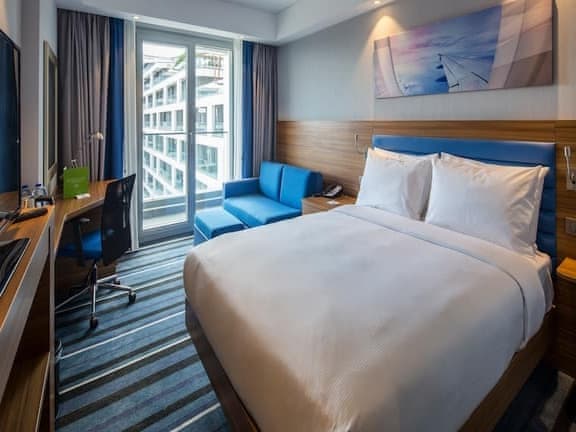 Room, 1 Queen Bed, Non Smoking, City View (Roll-in Shower)