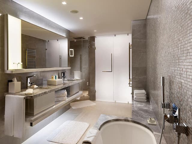 Deluxe Suite, 1 King Bed with Sofa bed, Garden View