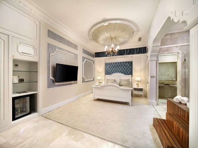 Legacy Ottoman Suite with Whirlpool