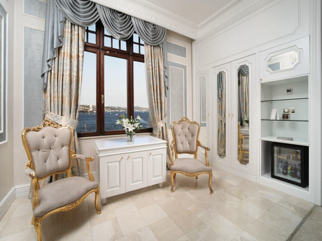 Legacy Ottoman Suite with Whirlpool