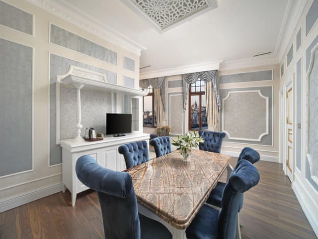 Legacy Ottoman Suite with Whirlpool