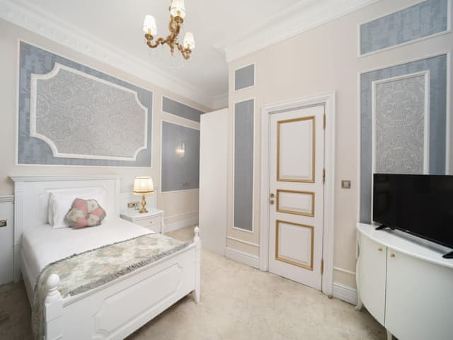 Legacy Ottoman Suite with Whirlpool