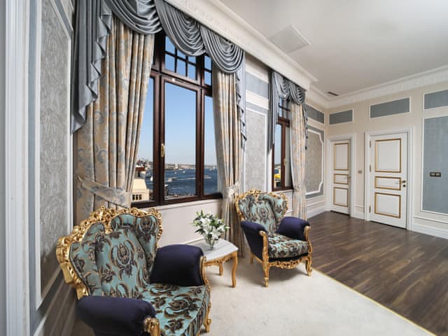 Legacy Ottoman Suite with Whirlpool