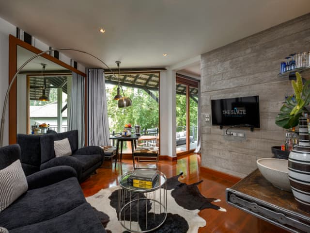 One Bedroom Pearl Shell Suite