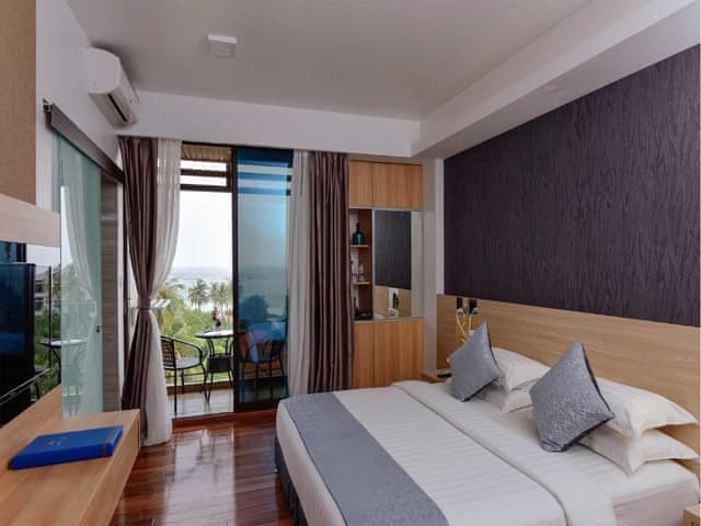 Deluxe Double Room with Balcony and Island View