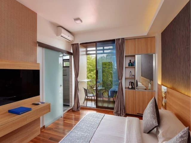 Deluxe Double Room with Balcony and Island View