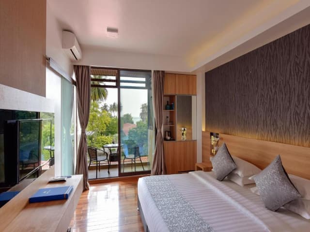 Deluxe Double Room with Balcony and Island View