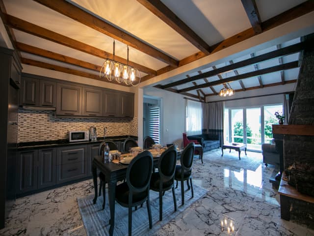 Royal Villa (Isıtmalı Özel Havuzlu)