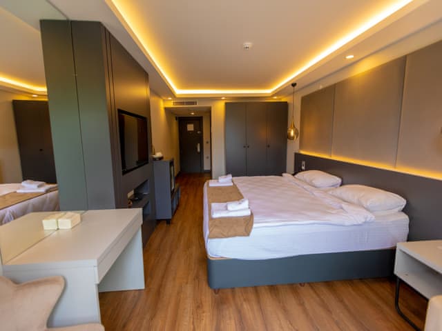 Deluxe Room Partial Sea