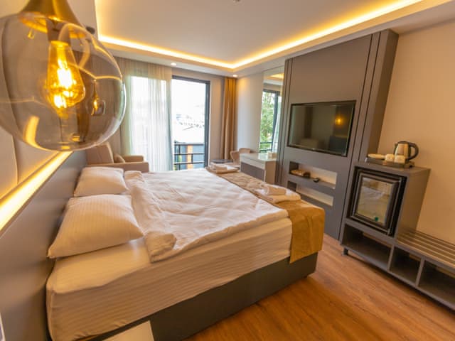 Deluxe Room Partial Sea