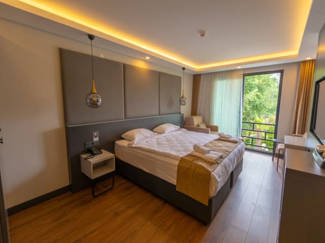 Deluxe Room Partial Sea