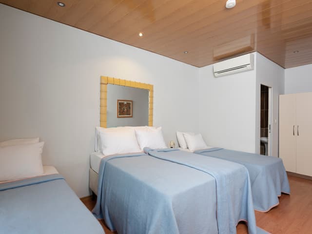 Grand Deluxe Family Room