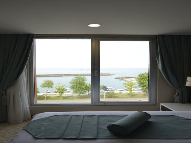 Delüks Üç Kişilik Oda (Deniz manzaralı)