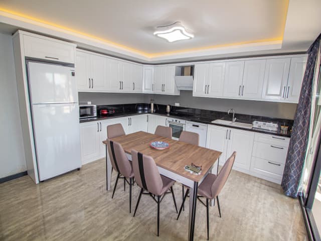 Havuzlu 4 yatak odalı Villa