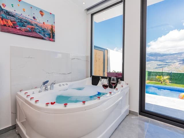 Havuzlu 2 yatak odalı Villa