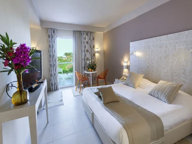 Triple standard garden view room with child