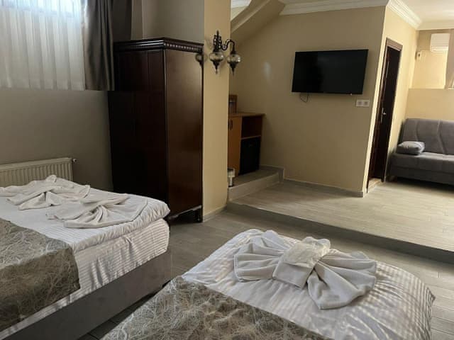 Basemend Triple Room