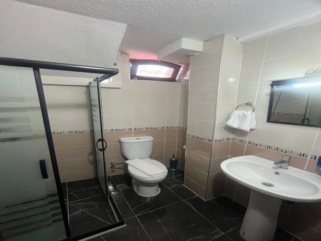 Basemend Triple Room