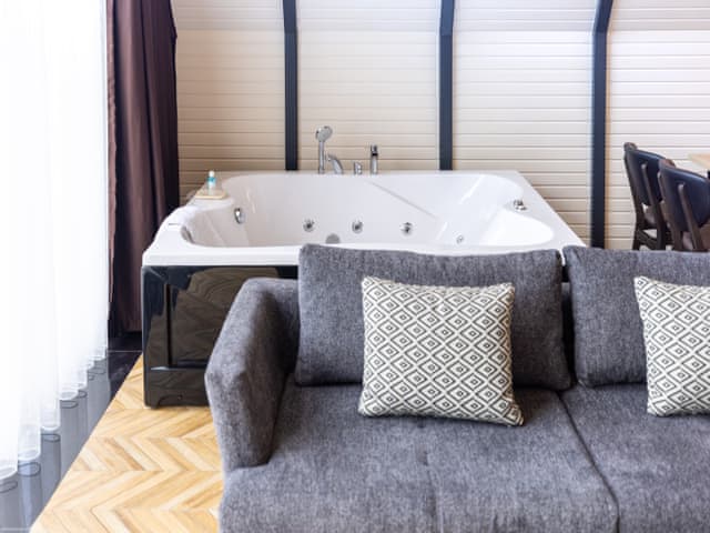 Jakuzili Superior Bahçe Bungalovu (Termal Sulu)