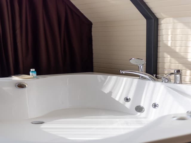 Jakuzili Delüks Bahçe Bungalovu (Termal Sulu)